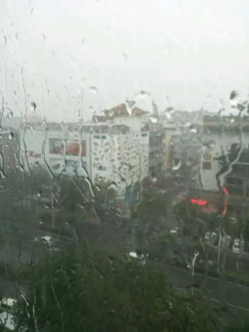 晚饭时间,雨停了,走着去丽景门,顺便找点吃的