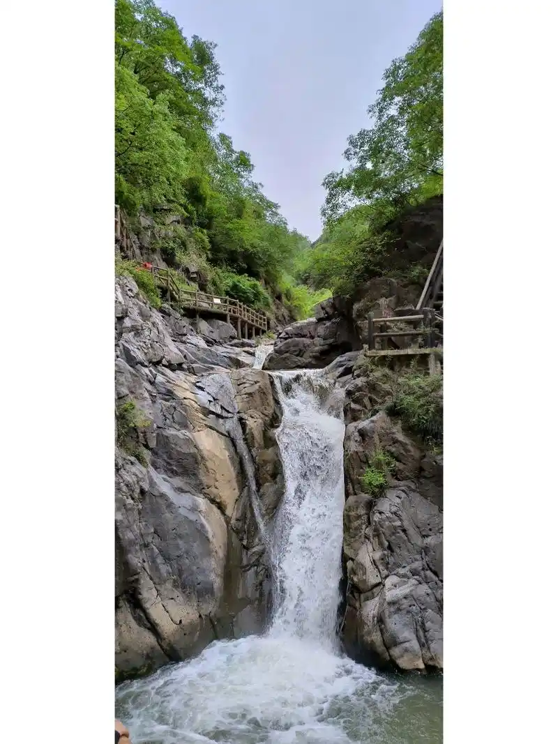 五一好去处,豫西大峡谷 人很少,有漂流,经过3个洞,很刺激.
