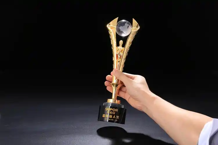 金属奖杯黑底拍摄