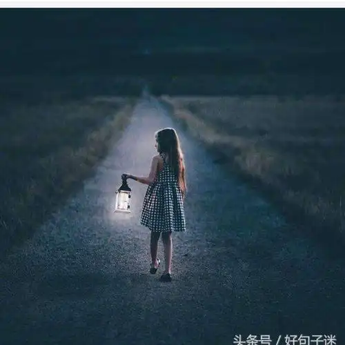 黑暗无助,寒风刺骨的夜里,走在荒芜人烟的羊肠小路,四周只有乌鸦和