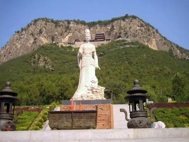 庄严神圣的女娲娘娘塑像