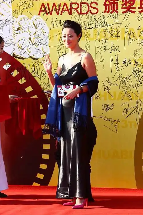 刘蓓的气质越看越年轻发型服装都挺显老的穿她身上还是很嫩