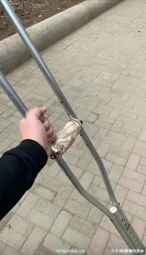 我顺走瘸腿大爷的拐杖,因为他经常掰弯我的车牌,我做得对不对?