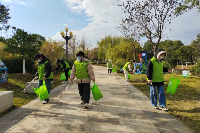 曲园学子寒假社会实践志愿服务进社区打扫卫生暖人心
