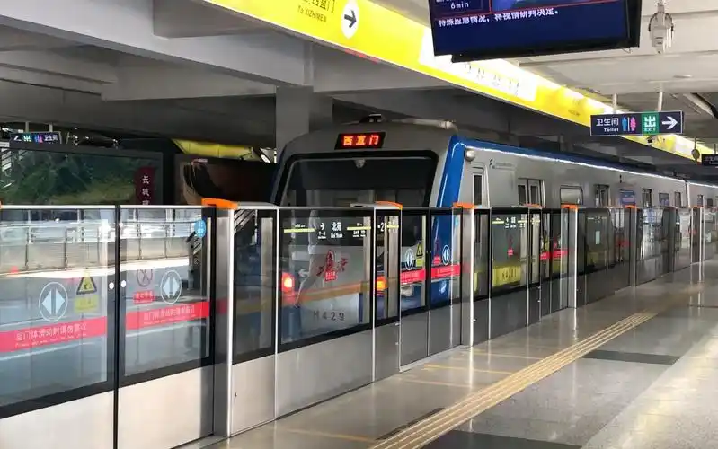 北京地铁13号线西直门方向望京西站出站