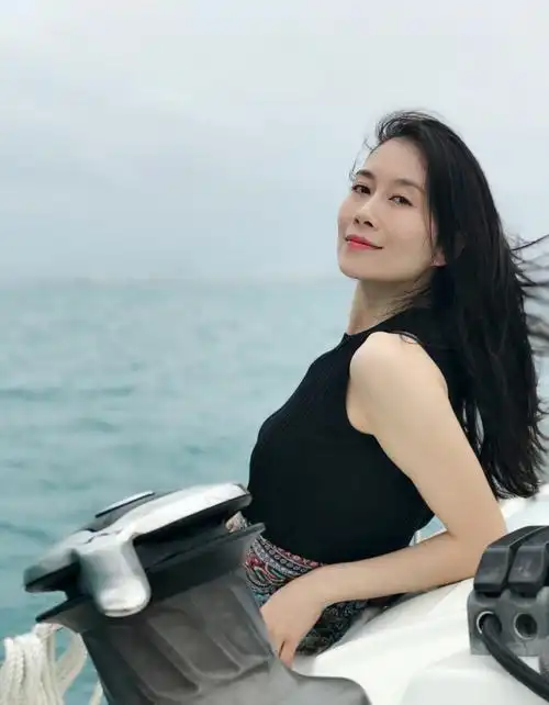 温峥嵘:精致五官,亲切微笑,亲和力十足!