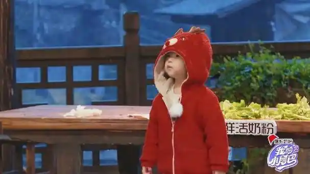 心儿宝贝饿了,看见菜叶直接拿手往嘴里塞,可把王睿涵吓坏了!