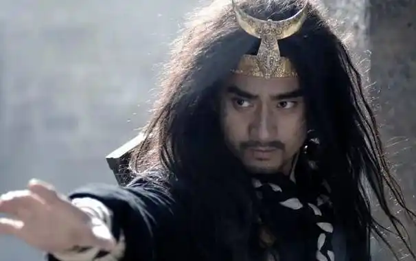 陈龙,这位饰演武松的演员,可真是拼了命,他鼓足勇气骑到了老虎背上,硬