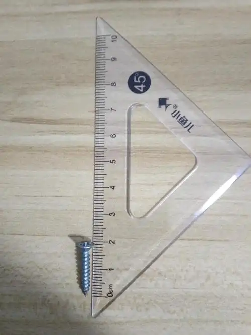 这个小钉子2cm 而且我的手比一般女生的手还小一圈