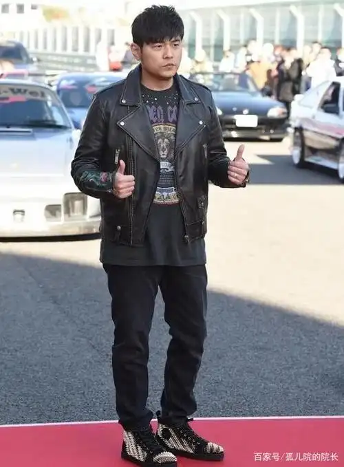 周杰伦脸部发福胖成球,撞脸陈赫