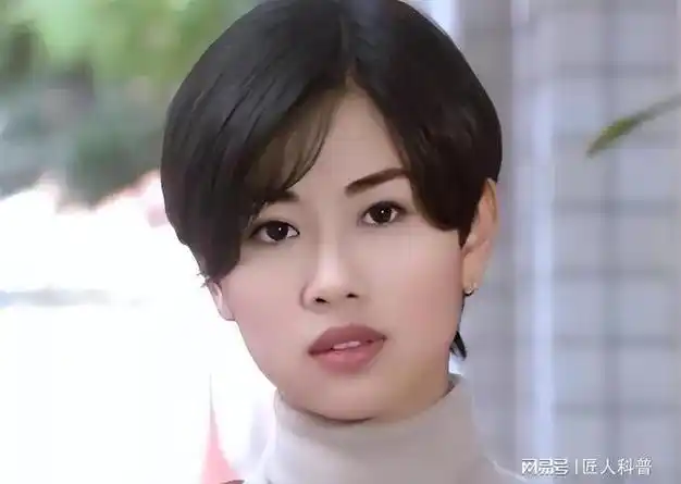 陈松伶携夫回香港请客,小9岁丈夫关怀备至,合照身材高大太上镜