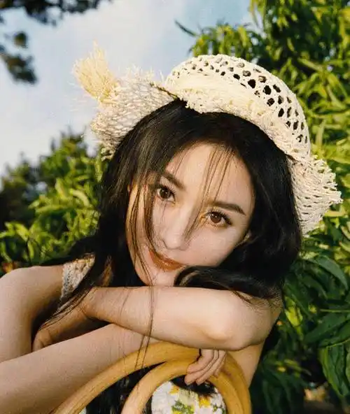赵丽颖戴草帽拍写真,当她对着镜头嘟嘴的那一刻,原谅我犯花痴了_风格