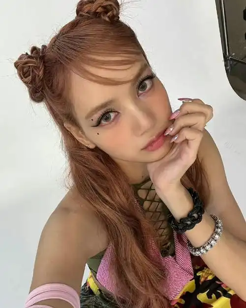 lisa双丸子头造型自拍