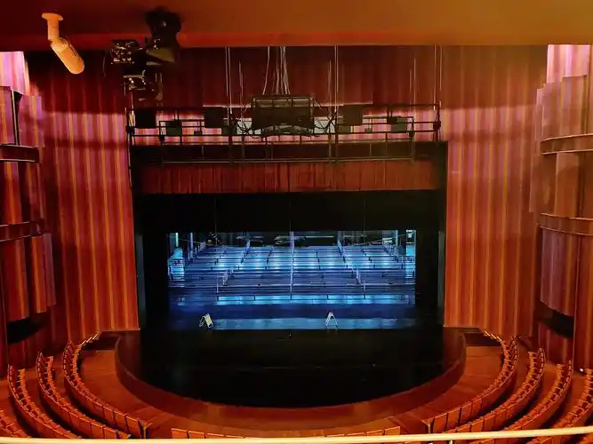 戏剧场是中国国家大剧院最具民族特色的剧场,以中国红为主