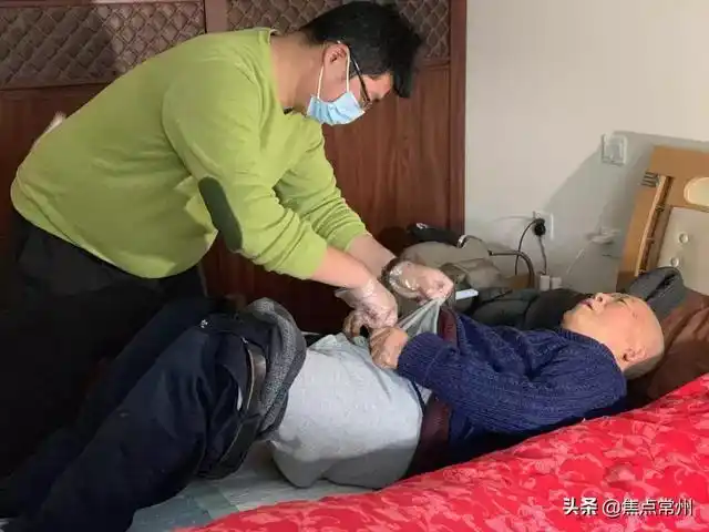 常州"雷锋医生"4年免费为老人换尿管