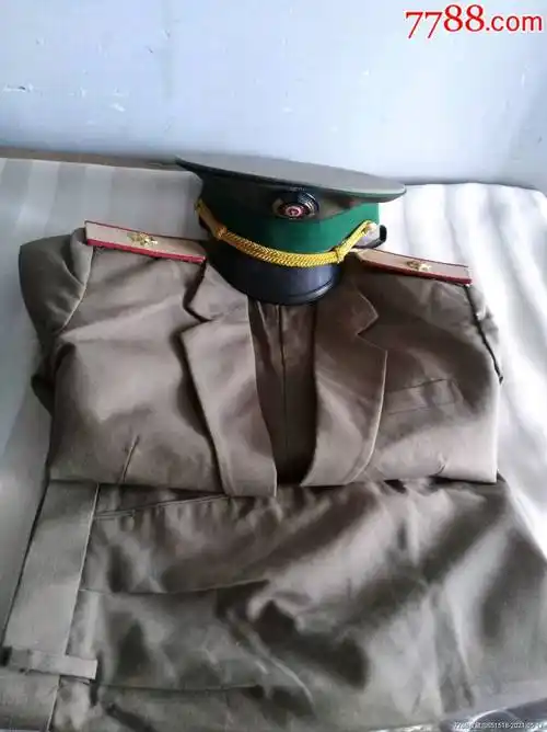 制服改为灰色斜纹布是新中国成立初期最早的铁路制服军装式 蓝色细