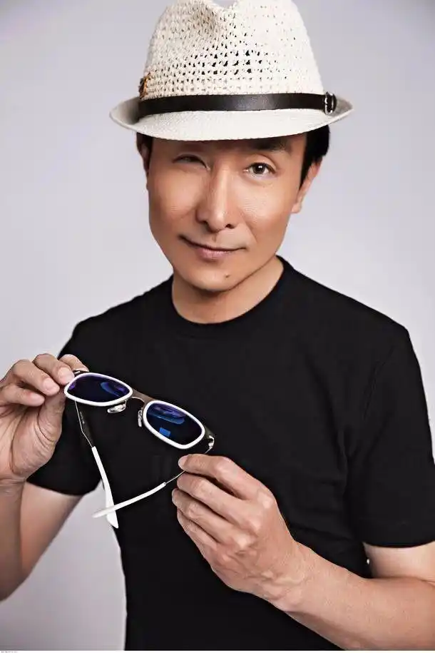 第一位:吴军n是北京军区战友文工团的国家一级演员,他最让人熟悉的