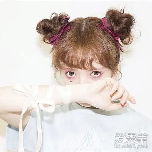 现学现用!减龄双丸子头教程年会轻松扮靓 怎么扎两个丸子头