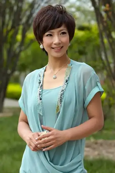 天视主持人李佳