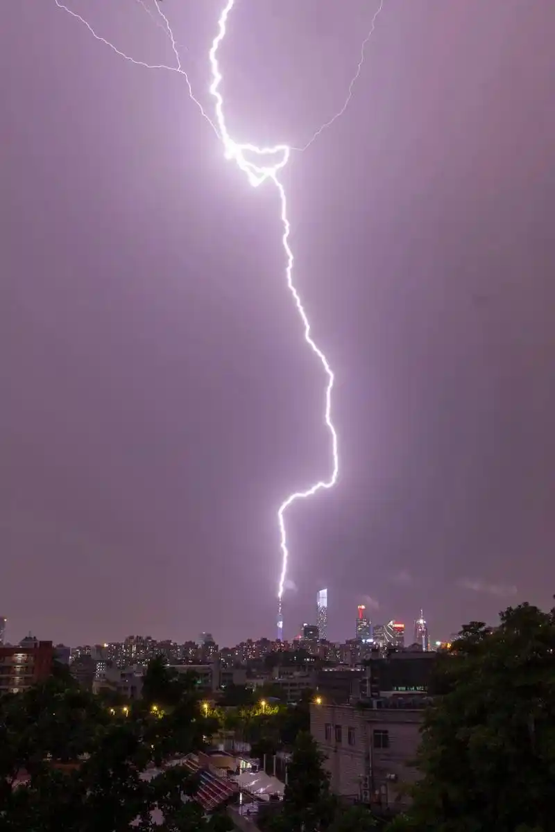 美国佛罗里达州上演现实版晴天霹雳,为啥晴天也会有闪电_新浪新闻