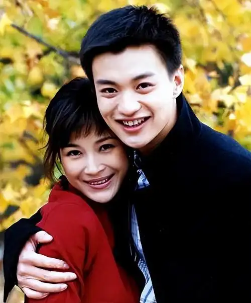 回顾亮剑女神童蕾情断周一围富商丈夫入狱3年她幸福吗