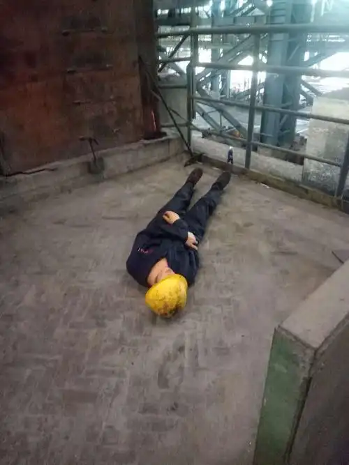 爬回转台爬梯时因脚踏空造成高处坠落,摔在大包区.