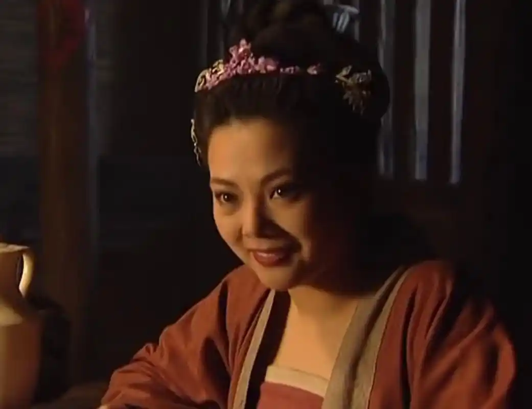 梁丽在老版《水浒传》中饰演孙二娘,她的美泼辣大气