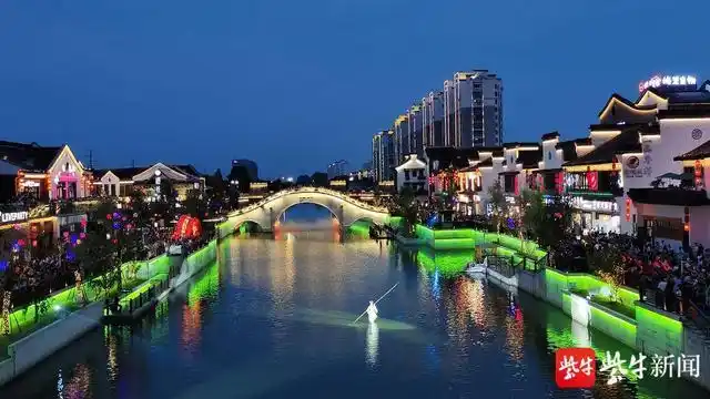 日前,位于江苏省无锡市新吴区梅村街道的梅里古镇流光溢彩,吸引了众多