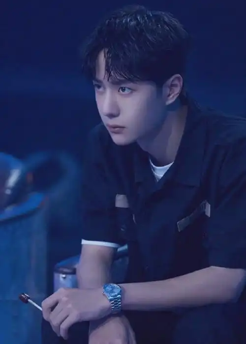 王一博又在吃棒棒糖