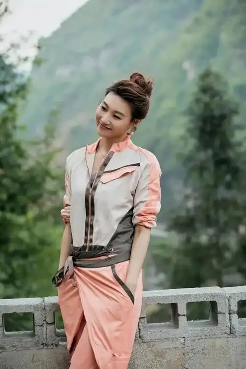 不穿正装的李梓萌美到认不出45岁穿背带裤扎丸子头元气甜美和荧幕差距