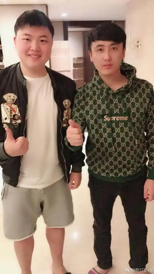 uzi不直播不比赛到底去哪了?这是在rng老板家养伤?