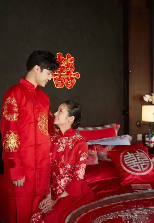 付辛博颖儿中式礼服甜美结婚照图片