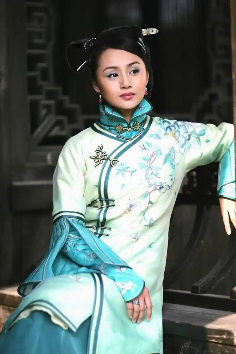 1885年,病危的胡雪岩对九姨太说:我死后,会来一个戴铁帽子神秘人,你到