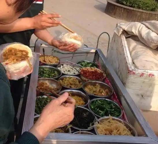下岗大姐摆摊卖馍夹菜,10元1个随便挑菜,吃货对塞菜都很有经验