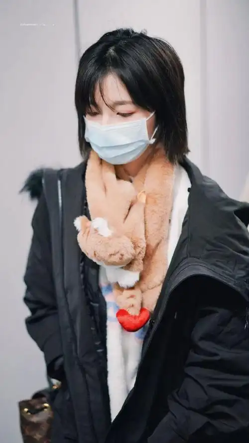 13饭拍迷人女孩赵粤的短发造型又回来了,慵懒又保暖的造型,让人感受着