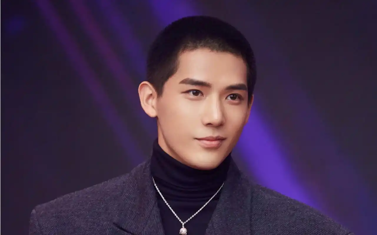 王安宇帅炸混剪!光头都那么好看!笑起来太让人窒息了