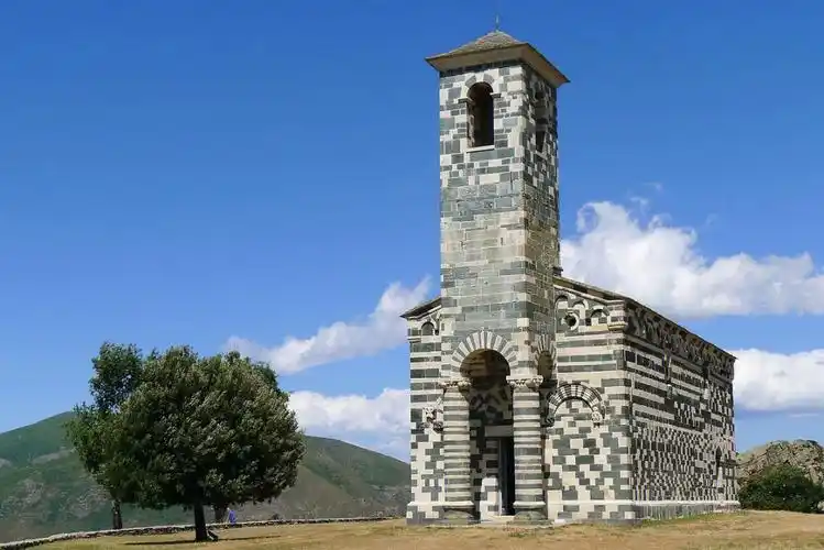 山间的小教堂总是那么的别致