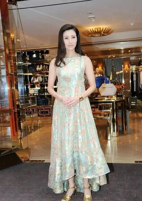 李嘉欣原装五官就是美穿抹胸连衣裙性感妩媚51岁仍惊艳