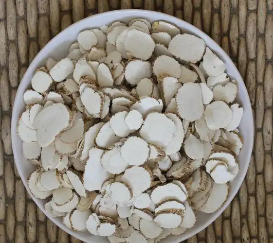 白芷粉混合,再混入牛奶或蜂蜜适量,用纯净水拌匀,敷于面上约15分钟后