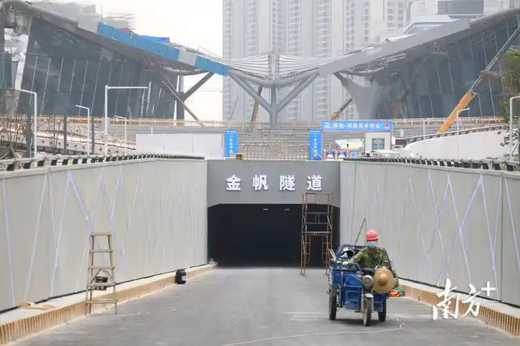 下穿市民艺术中心金湾航空新城首条隧道9月通车