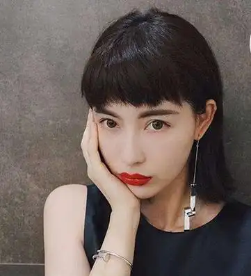 发型脸型 瘦脸 >> 额头窄能剪眉上刘海吗 眉上刘海头顶分线图片 窄