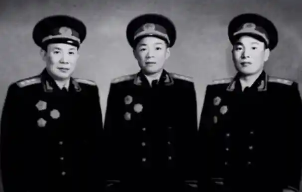 他是四野头号虎将40岁授开国上将长子授中将幼子是少将