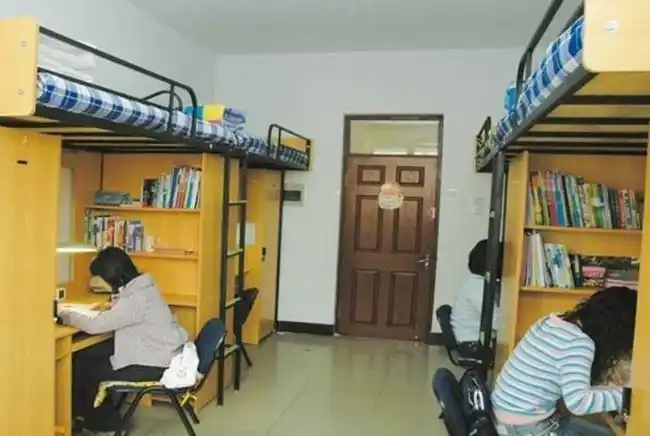 大学生应该注意在宿舍的言行,要把宿舍当家一样爱护,但是不能当家一样