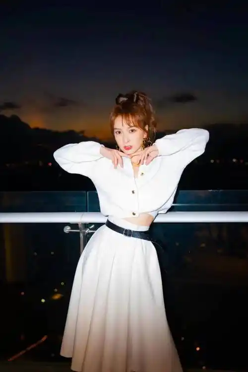 搭配一条黑色皮质腰带,增强了复古效果,和吴昕搭配的黑色尖头高跟鞋