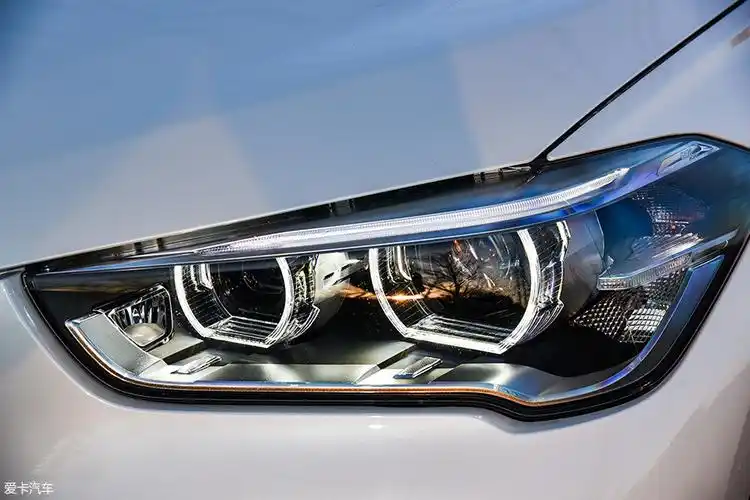 天使眼大灯顺应宝马的新一代设计语言进行了切边处理,不过眼神依旧