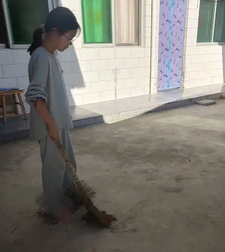 这是我第一次替爸爸扫地,地上的土很不好收集,我扫的不是很好,但是很