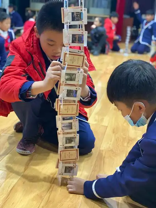 殷都实验小学举行"挑战不可能——纸牌搭高"科技活动