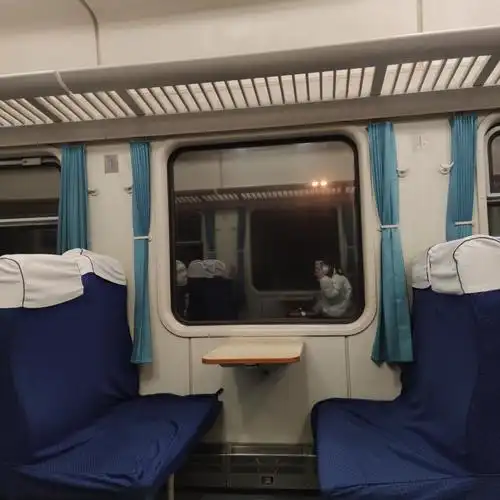 硬座图片(火车硬座图片)