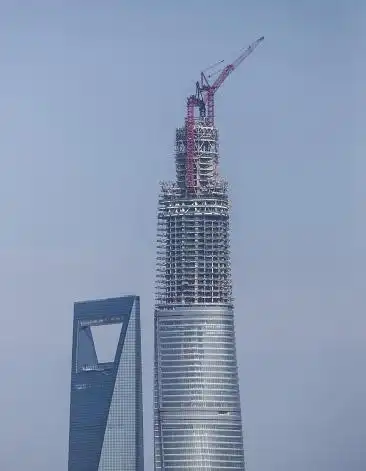 上海中心大厦顶部塔吊开始拆除