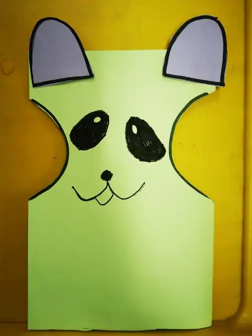 星星二班 纸袋小木偶就做好   幼儿在制作纸袋小木偶体验到剪纸
